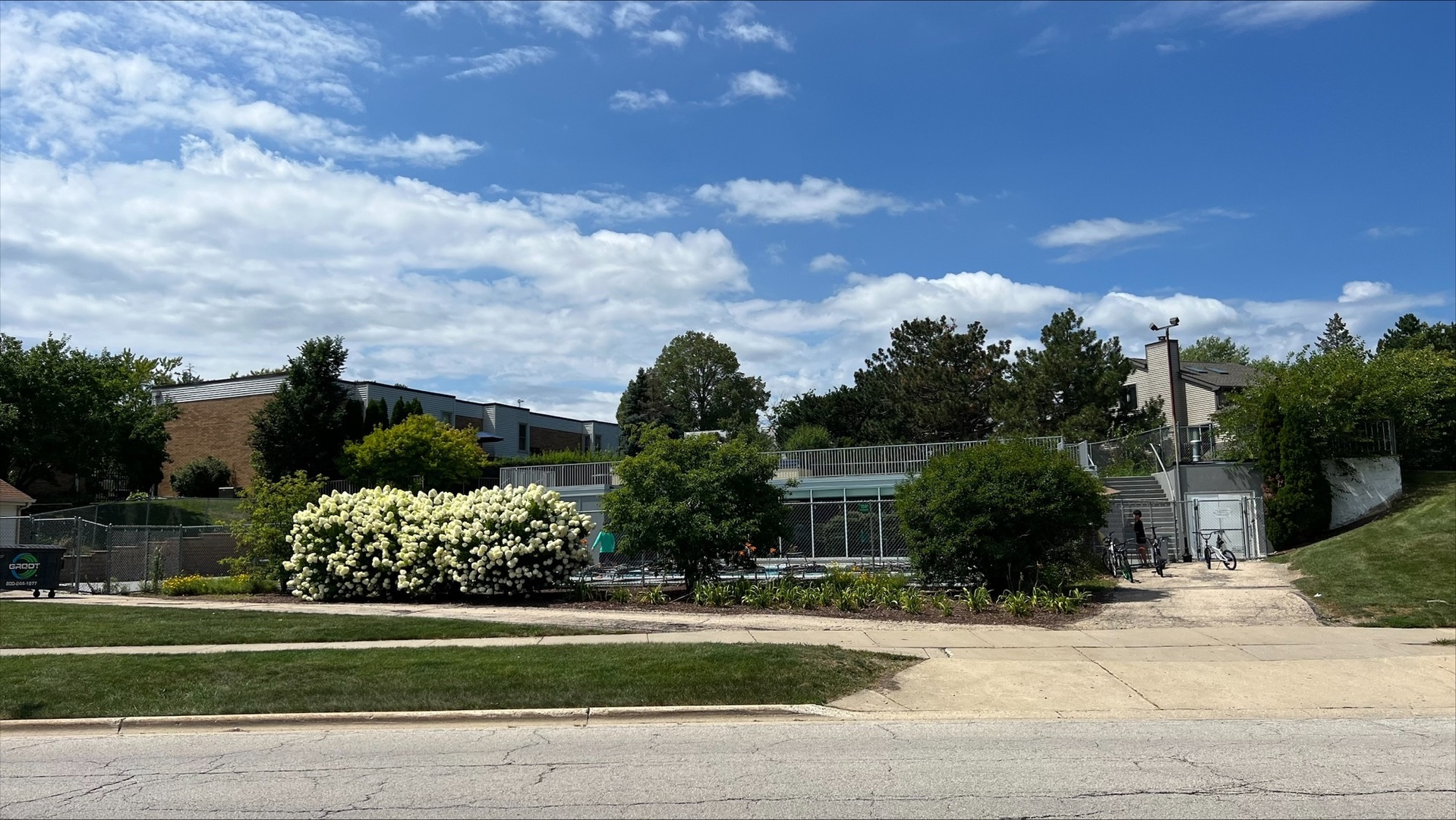 1009 Spring Mill Drive Hoffman Estates, IL 60169 - Photo 32 of 35 a view of a garden