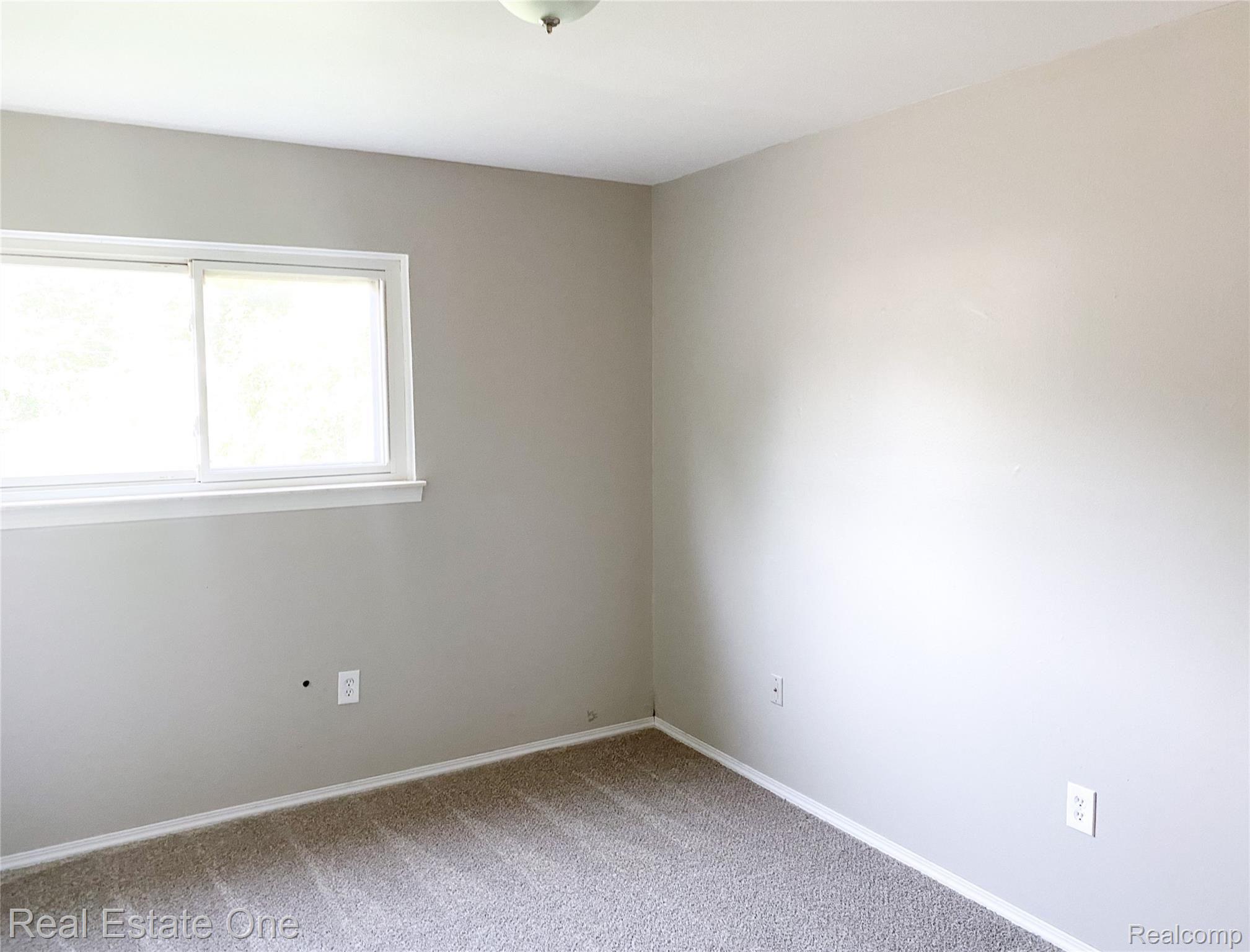 15274 Oldham Street Taylor, MI 48180 - Photo 15 of 18 15.jpg