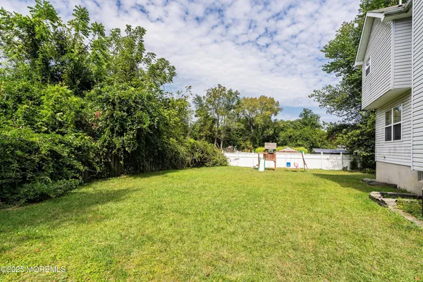 a view of a back yard