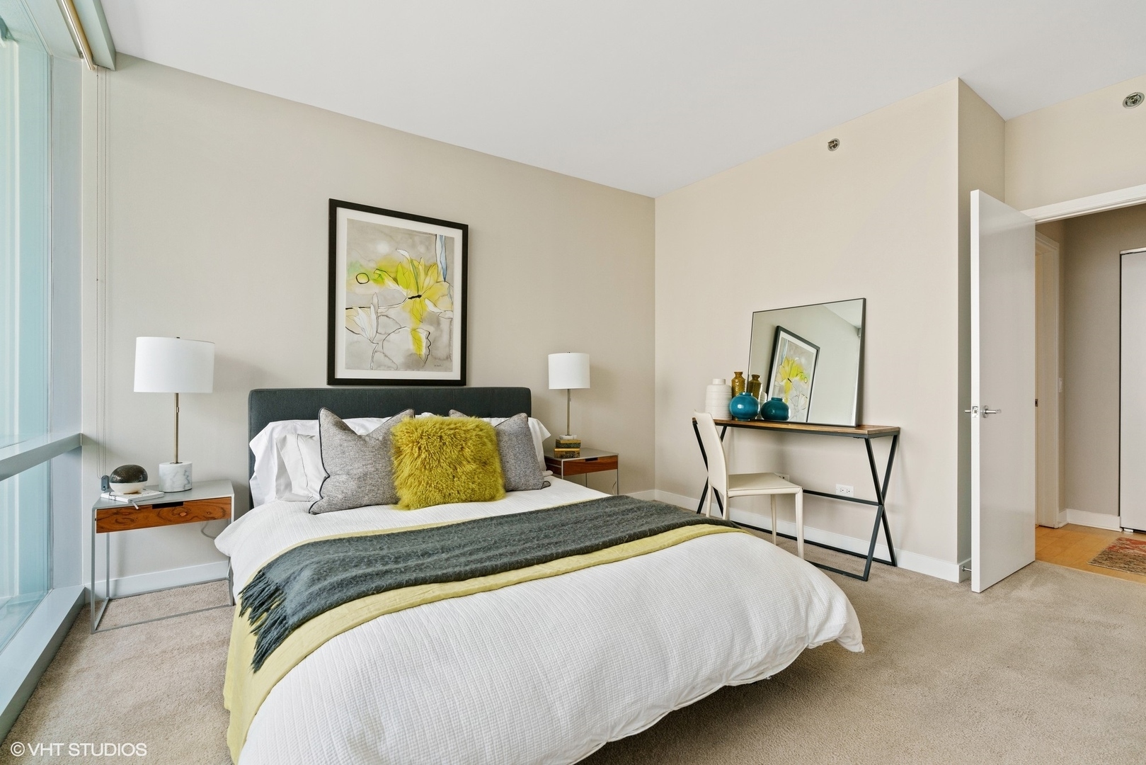 8 East Randolph Street, Unit 3207 Chicago, IL 60601 - Photo 10 of 16 a bedroom with a bed and painting on the wall