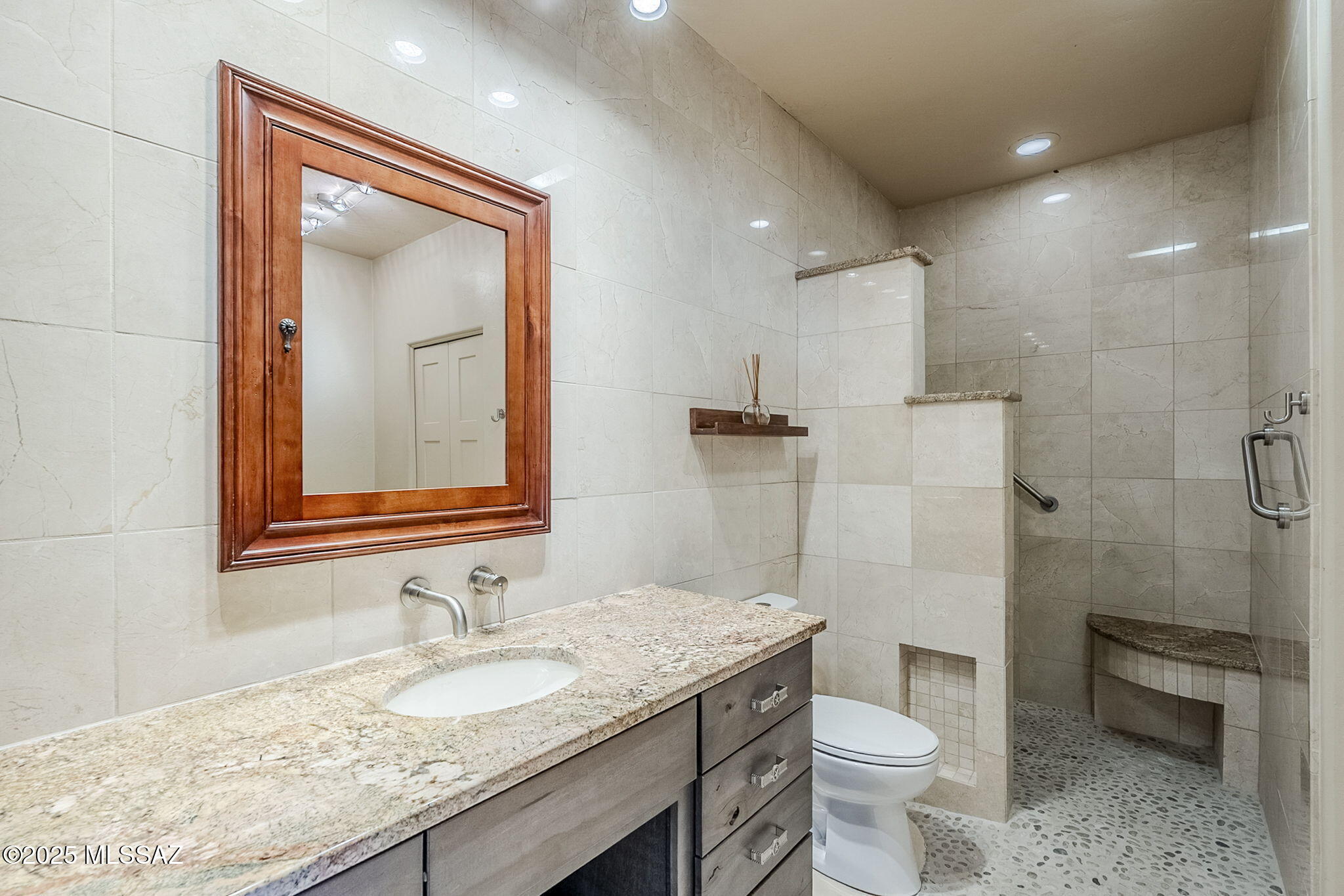 9808 East Rock Ridge Court Tucson, AZ 85749 - Photo 33 of 51 Secondary Bedroom Suite Bath