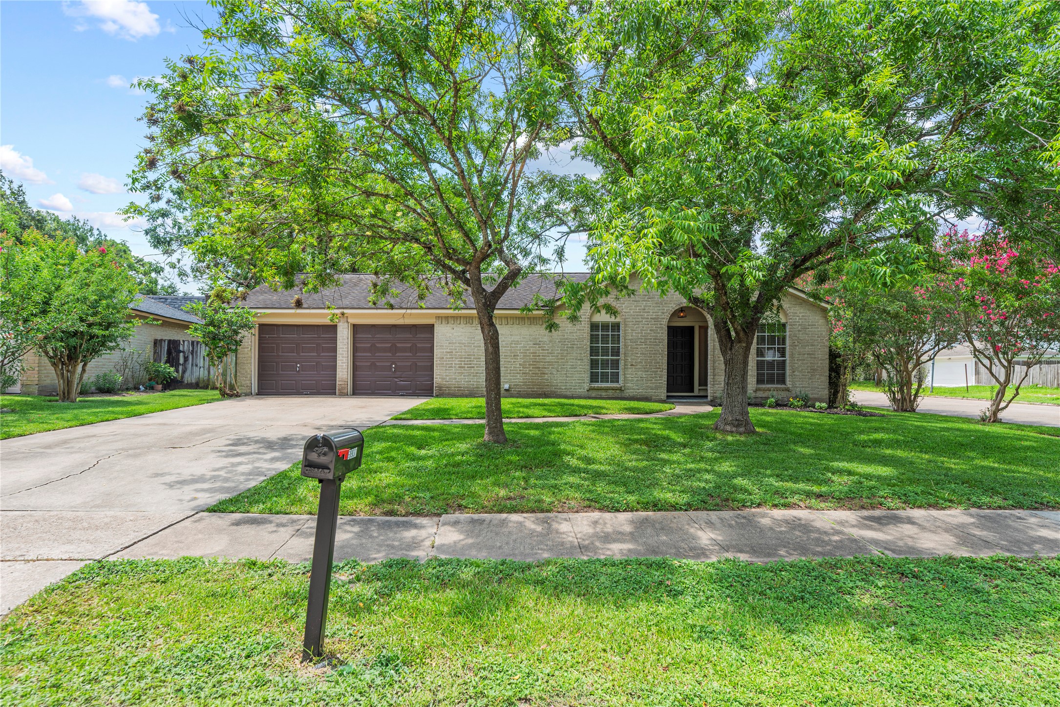 6931 Sandy Knolls Drive Spring, TX 77379 - Photo 7 of 21 Spacious corner lot with mature landscaping and an attached two-car garage.
**6931 Sandy Knolls Dr., Spring, TX 77379**