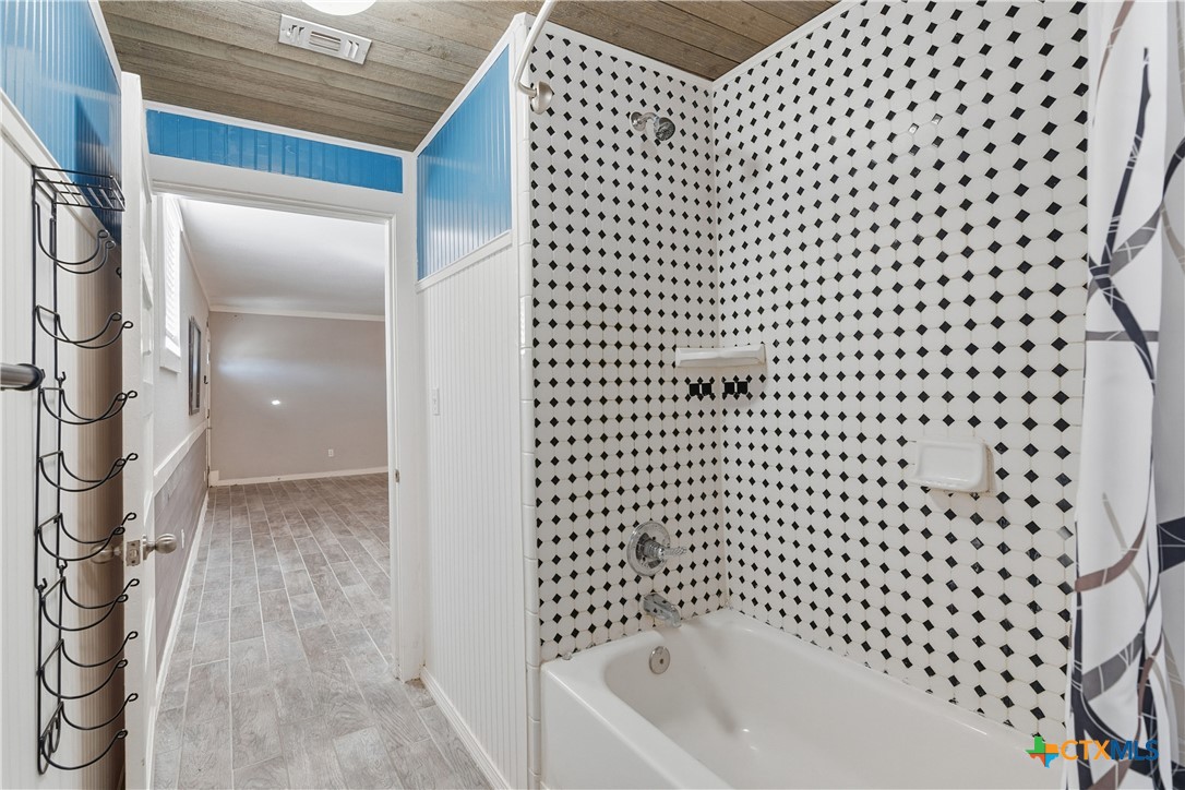 332 West Klein Street Seguin, TX 78155 - Photo 15 of 24 a bathroom with a bathtub and shower