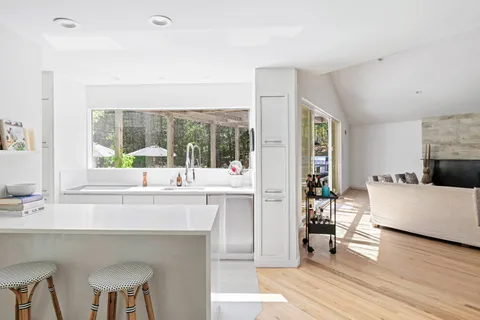 $2,995,000 | 23 Woodedge Circle, Amagansett, NY 11930