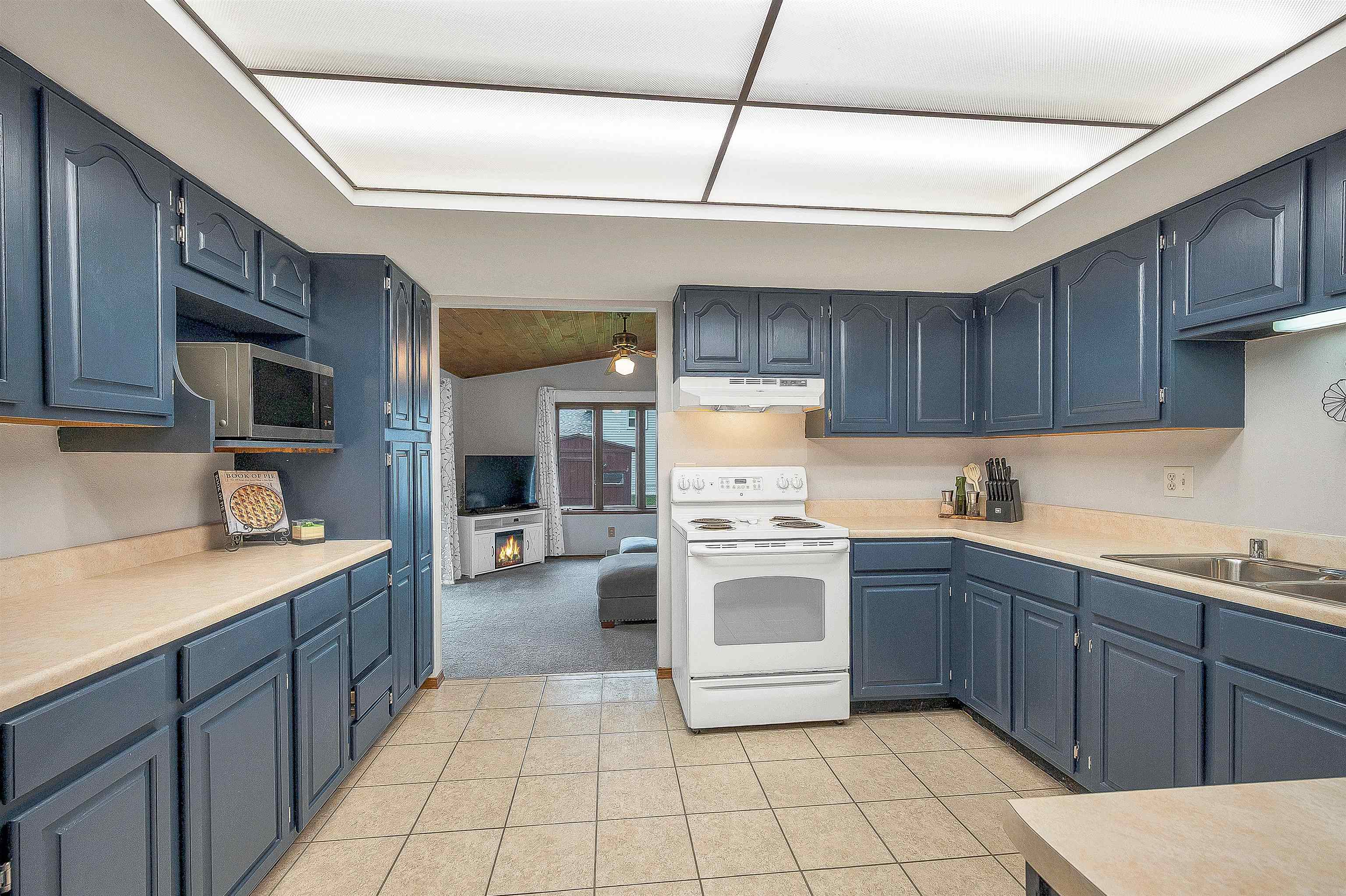2730 Aquarius Road Green Bay, WI 54311 - Photo 5 of 62