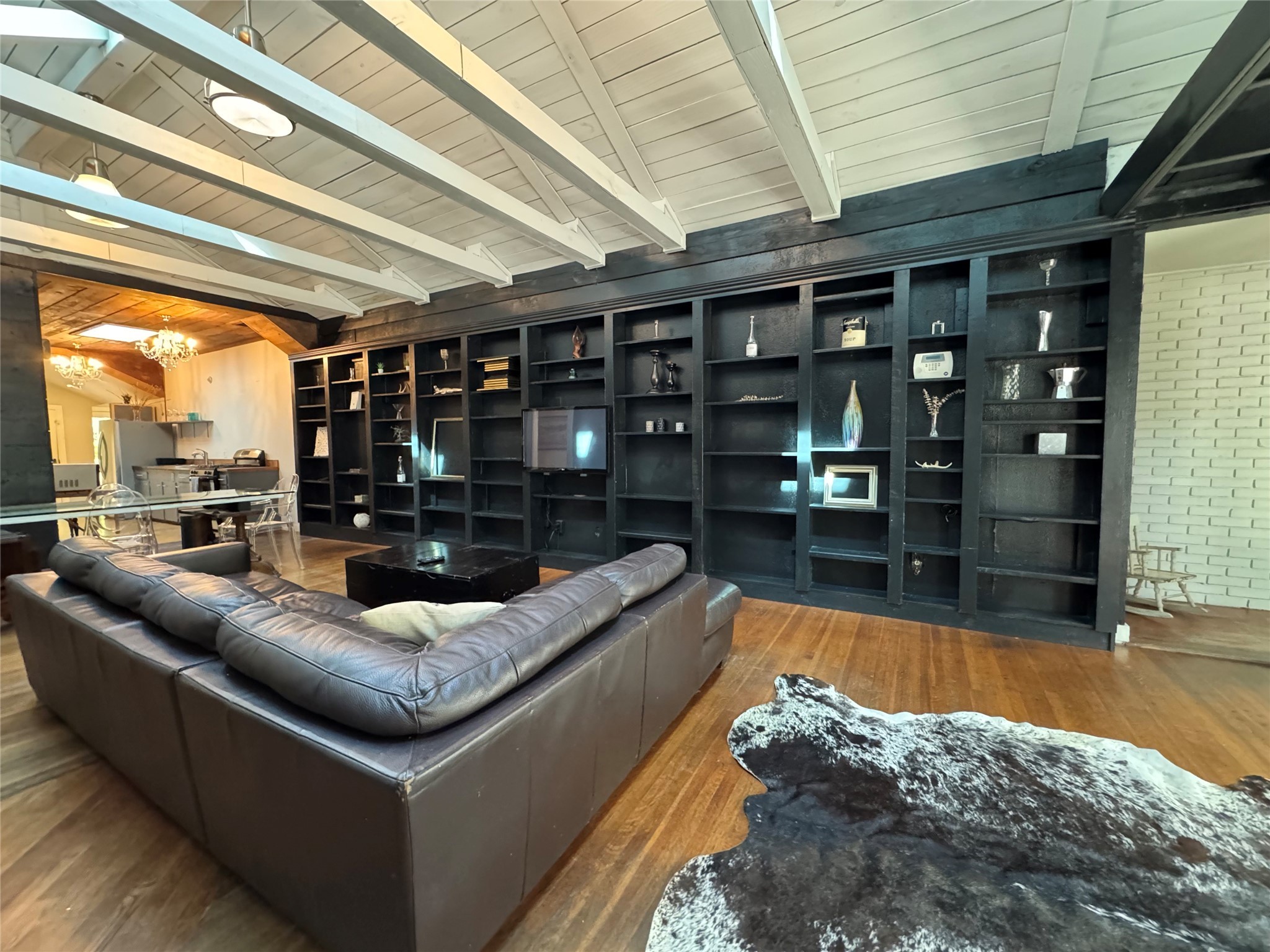 4204 Stanford Street Houston, TX 77006 - Photo 3 of 19 a living room with furniture