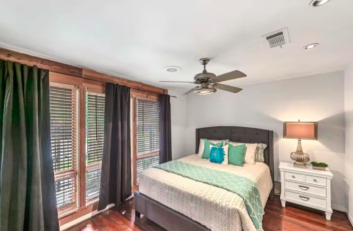 4204 Stanford Street Houston, TX 77006 - Photo 8 of 19 a bedroom with a bed and a window