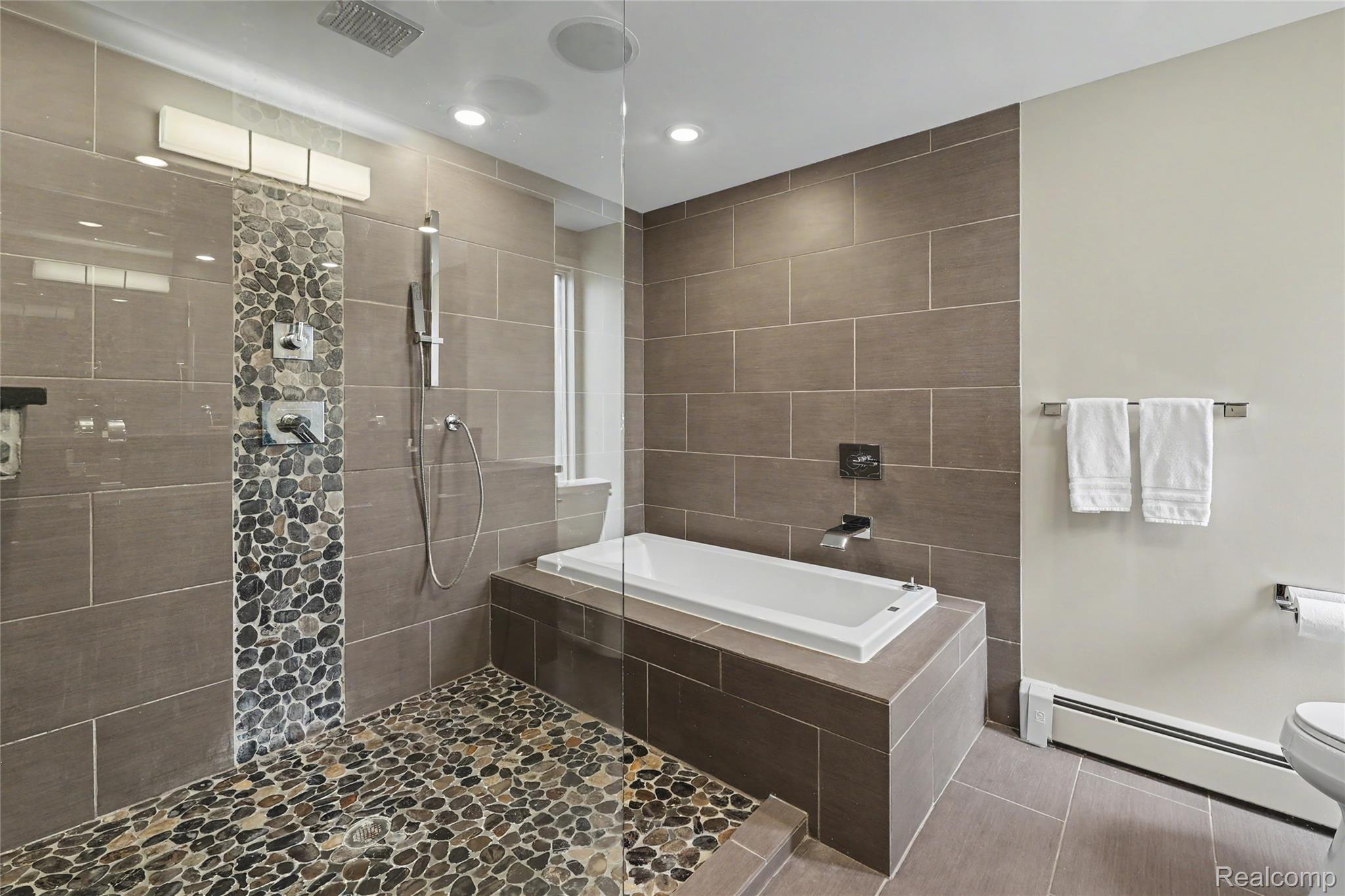 312 Terry Avenue Rochester, MI 48307 - Photo 31 of 63 Primary Bathroom