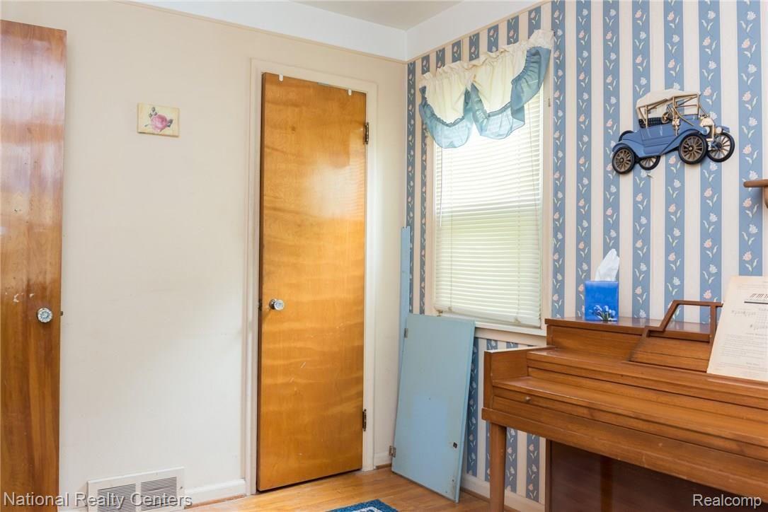 832 Shadowlawn Street Inkster, MI 48141 - Photo 17 of 36 832SHADOWLAWN_Bedroom2-003.jpg