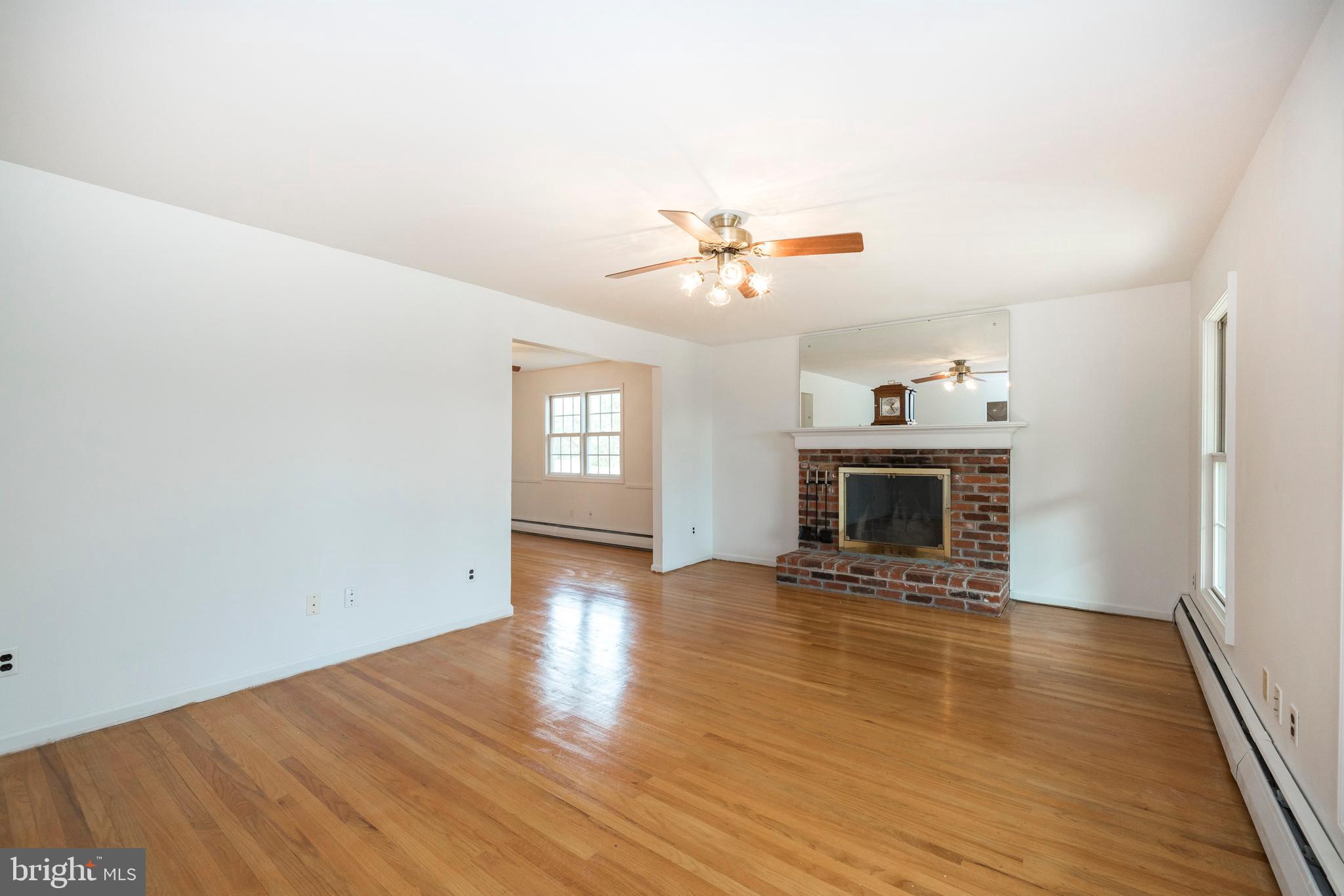 Living Room with fireplace