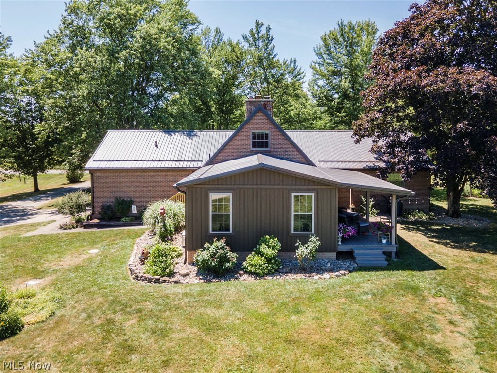 View of front of property featuring a front lawn