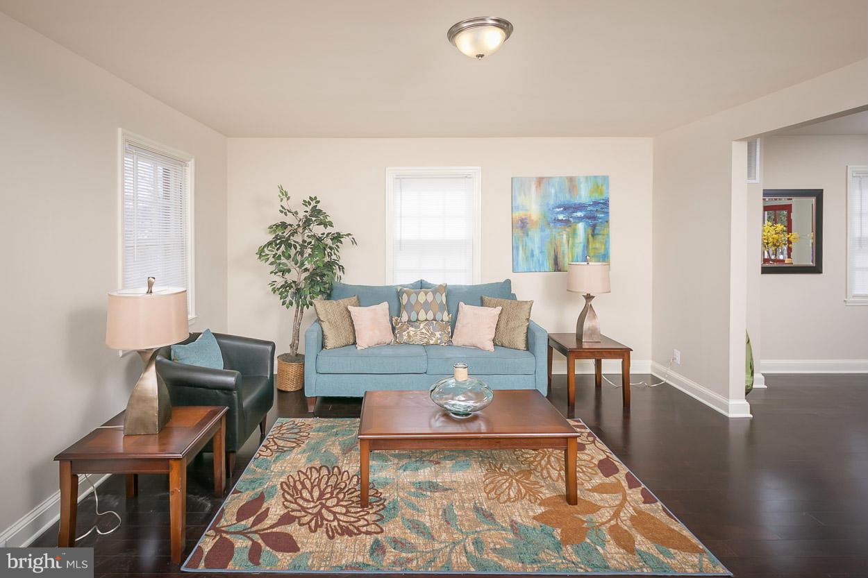 4208 Kelway Road Baltimore, MD 21218 - Photo 10 of 20 Living Room