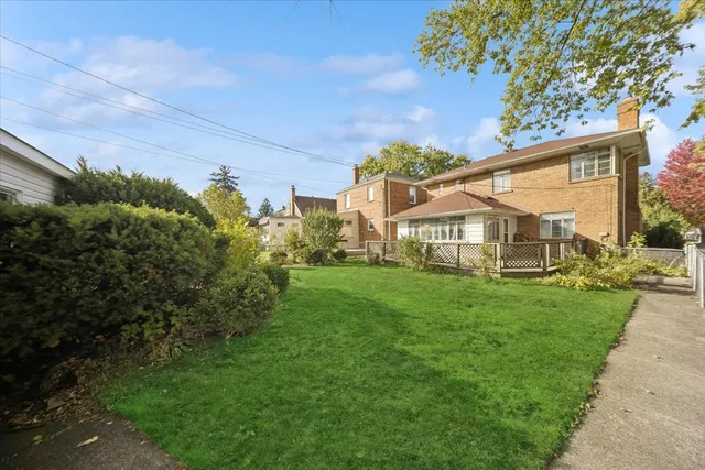 a view of a house with backyard and garden