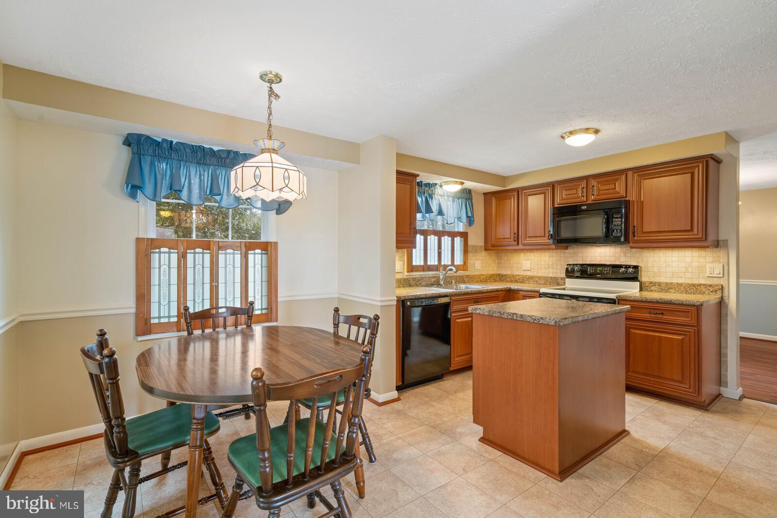 7514 Candytuft Court Springfield, VA 22153 - Photo 21 of 43 Eat-in kitchen
