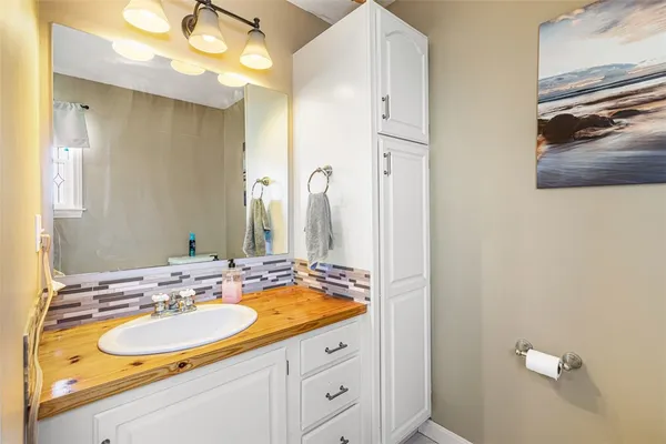 $790,000 | 4 Wayne Street, Narragansett, RI 02882