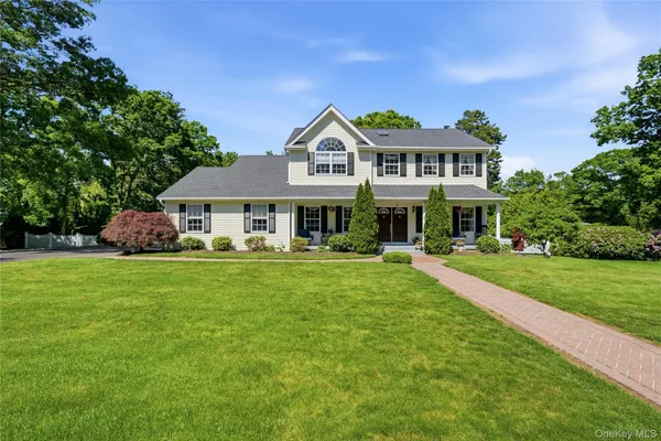 $899,000 | 9 Ridgefield Drive, Shoreham, NY 11786