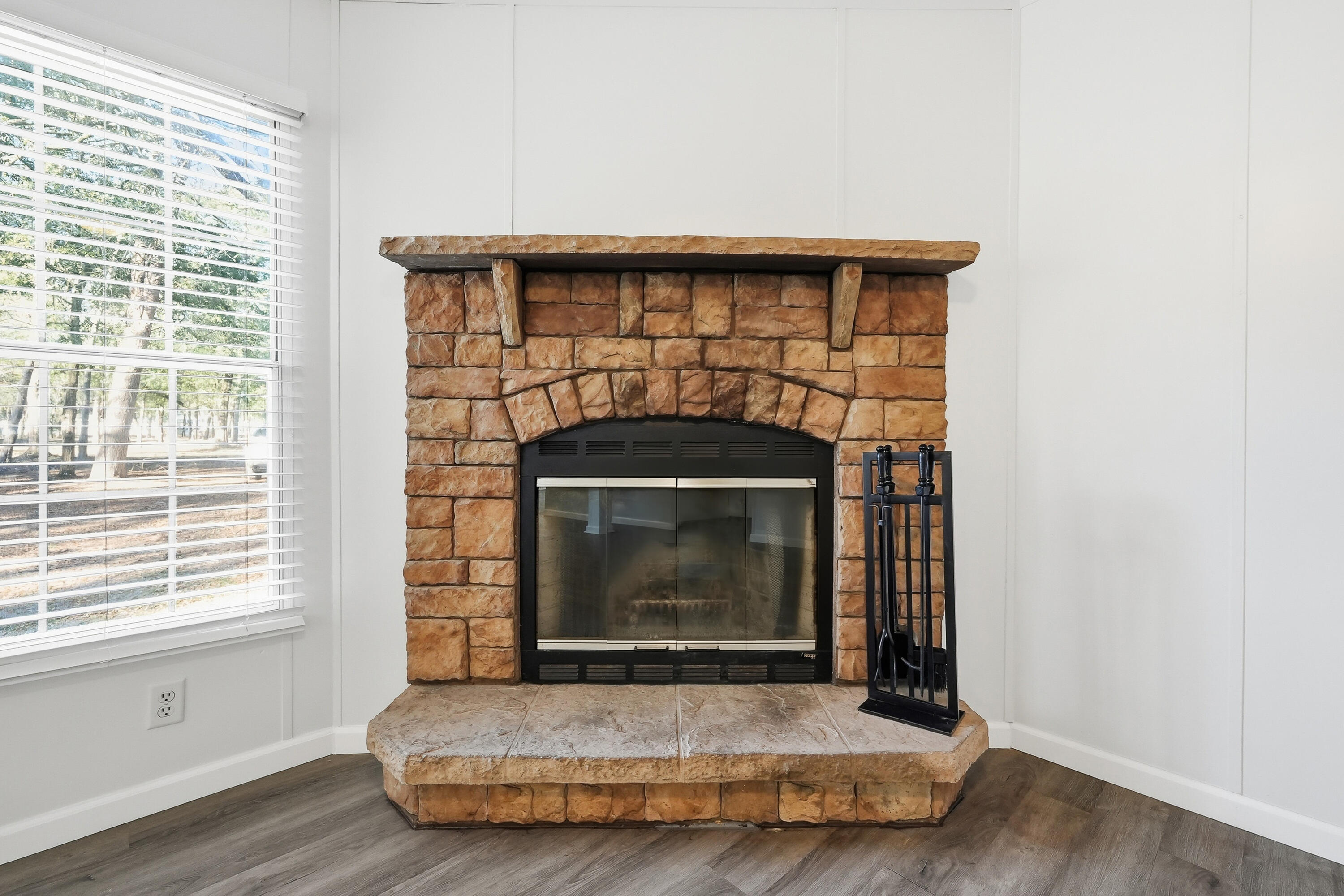 482 Roberts Road East DeFuniak Springs, FL 32433 - Photo 29 of 61 a living room with a fireplace in it