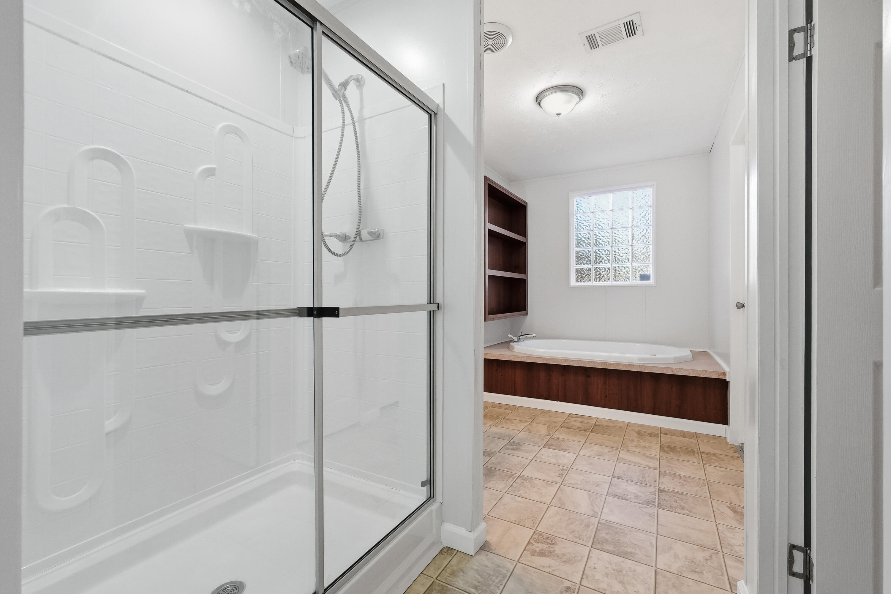482 Roberts Road East DeFuniak Springs, FL 32433 - Photo 38 of 61 a bathroom with a tub and a shower