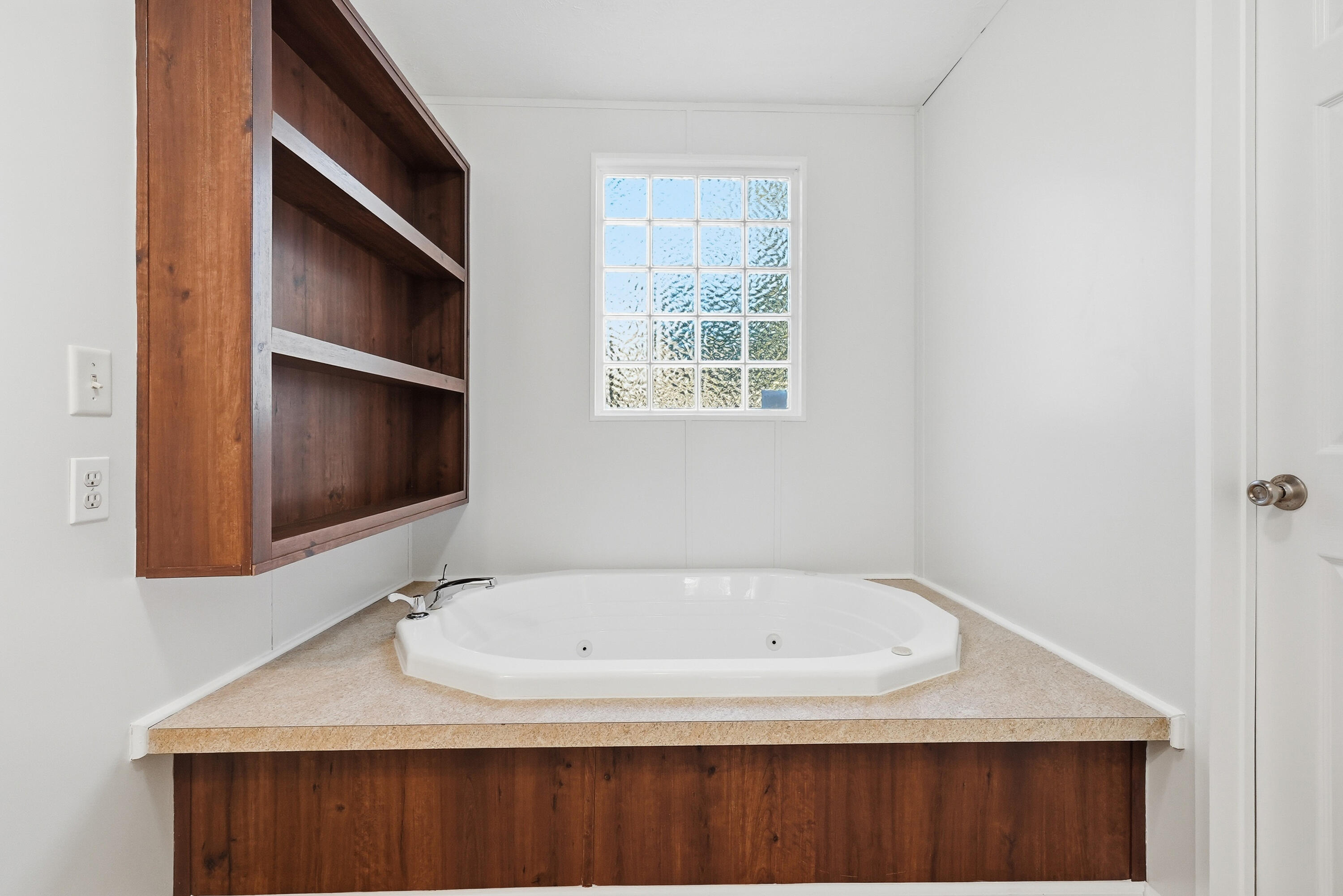 482 Roberts Road East DeFuniak Springs, FL 32433 - Photo 40 of 61 a bathroom with a tub and a window