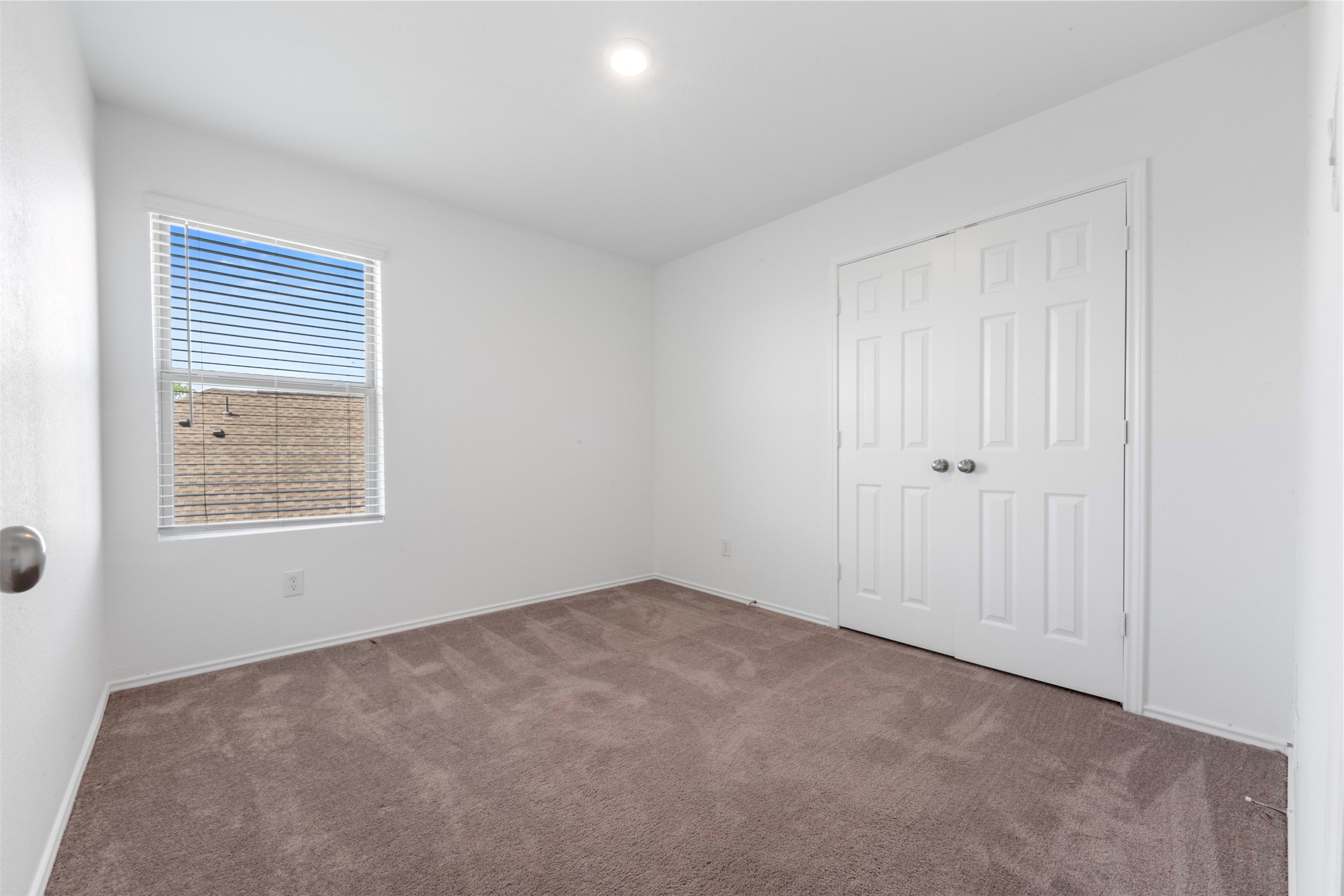 14602 Broadbury Pond Road Rosharon, TX 77583 - Photo 18 of 22 an empty room with windows