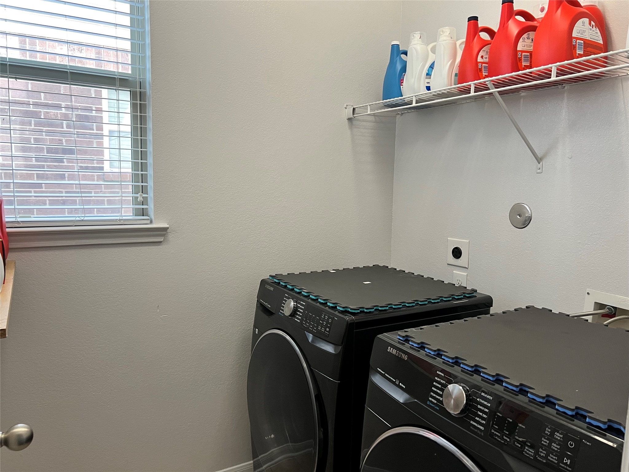 9111 Fuqua Ridge Lane Houston, TX 77075 - Photo 14 of 21 a utility room with dryer and washer