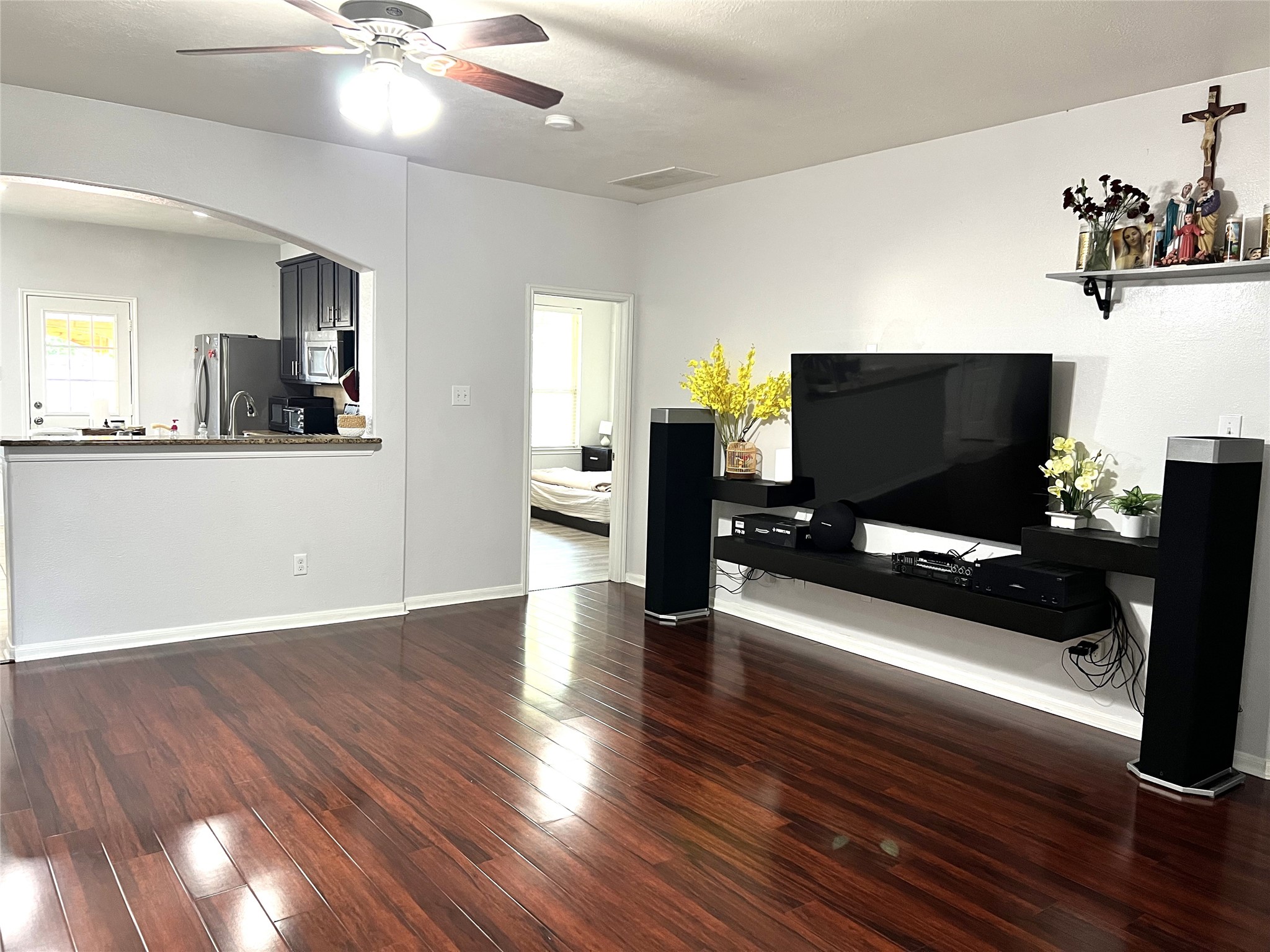 9111 Fuqua Ridge Lane Houston, TX 77075 - Photo 6 of 21 a living room with furniture and a flat screen tv