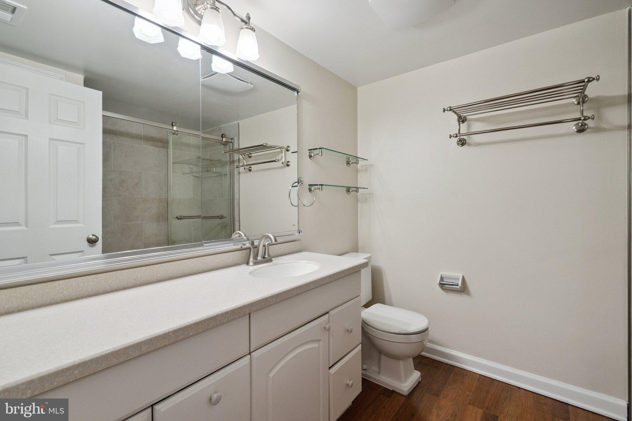 8312 Kingsgate Road, Unit 532 Springfield, VA 22152 - Photo 21 of 51 Primary Bath