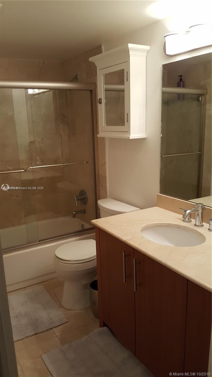 10275 Collins Avenue, Unit 1534 Bal Harbour, FL 33154 - Photo 9 of 33 2nd bathroom with bathtub