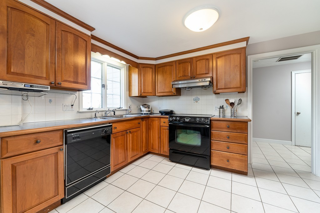 8 Hutchinson Road Winchester, MA 01890 - Photo 9 of 30