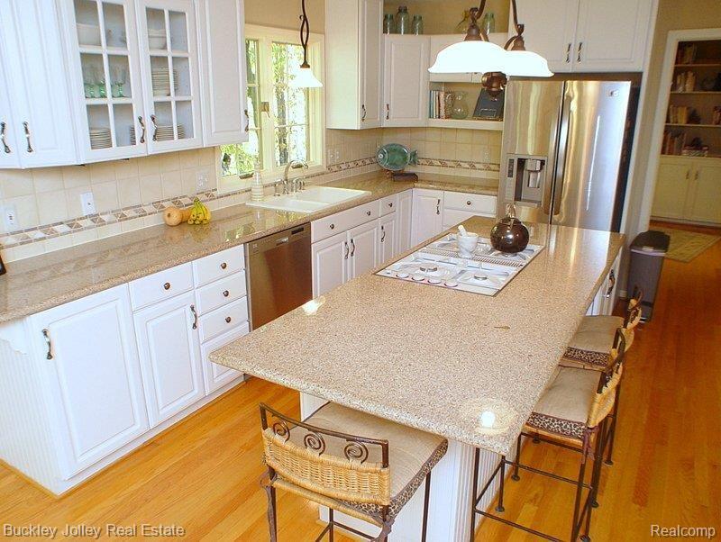 7062 Summit Ridge Brighton, MI 48116 - Photo 5 of 25 Granite Countertops.jpg