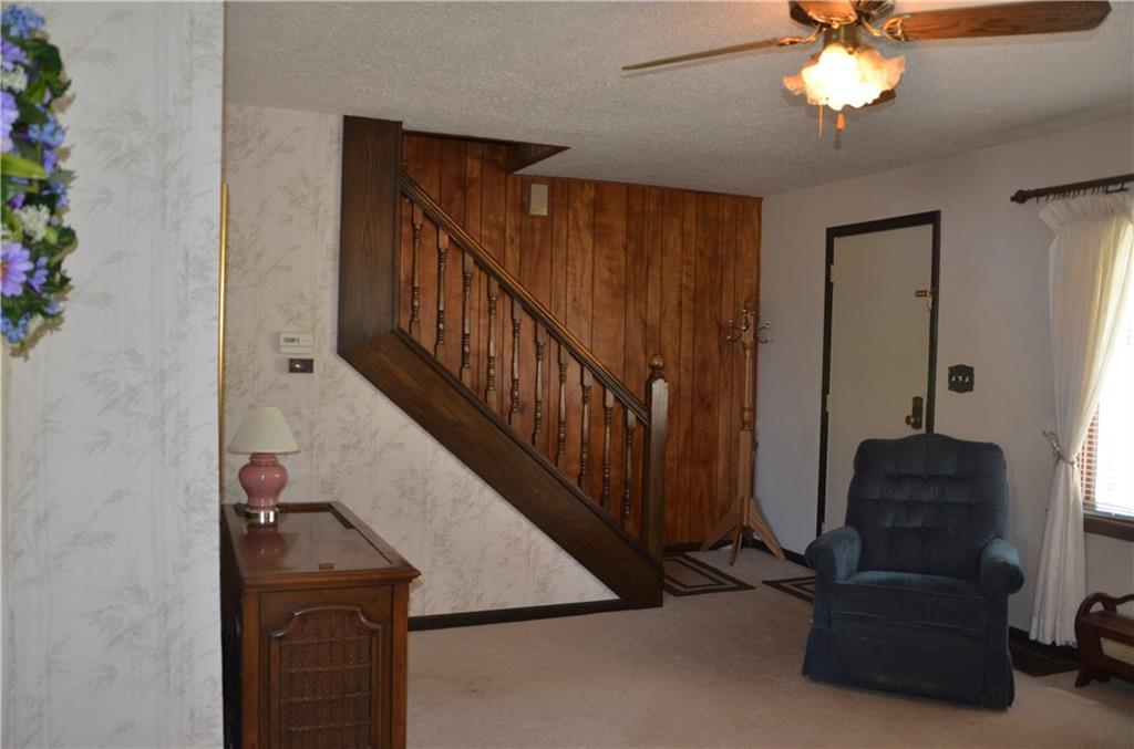 2255 Valley View Road Hermitage, PA 16148 - Photo 8 of 24 LIVING ROOM