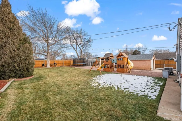 a view of a yard with a house