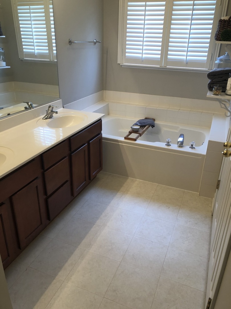 240 Copper Mountain Drive Gilberts, IL 60136 - Photo 8 of 30 a bathroom with a tub sink and mirror