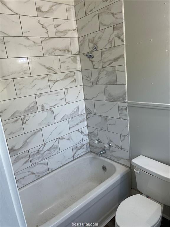 803 McAlpine Street Navasota, TX 77868 - Photo 4 of 7 a bathroom with a toilet and bathtub