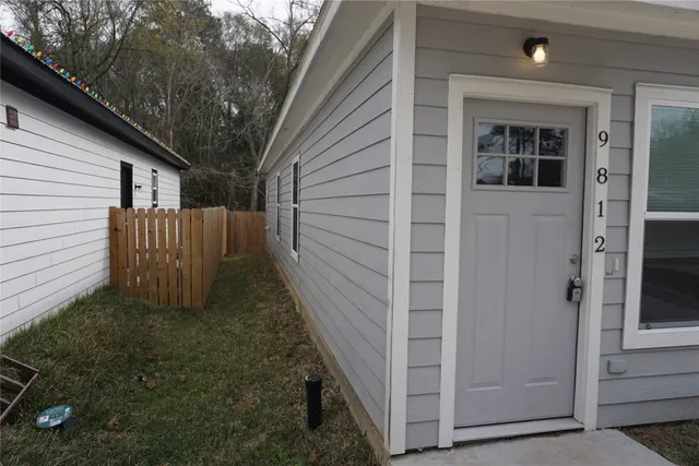 a view of a house with backyard and garden