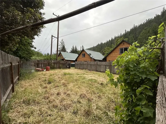 a view of a back yard