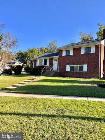 a view of house with a big yard