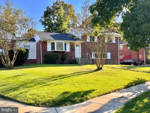 a view of an house with swimming pool and yard