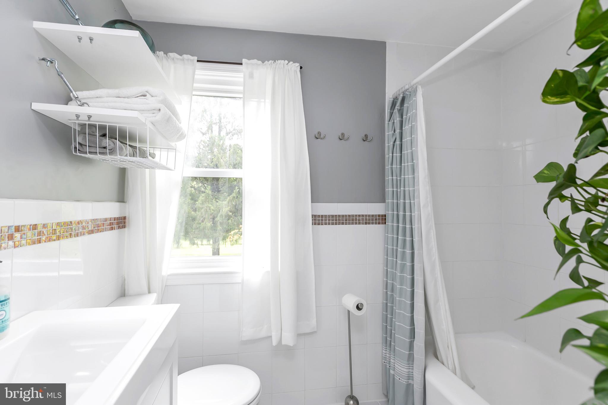 12232 Dover Road Reisterstown, MD 21136 - Photo 21 of 36 Hall bath features tub shower and tile surround.