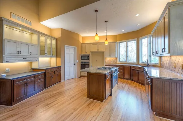 $750,000 | 8675 Shorewood Drive, De Soto, KS 66018