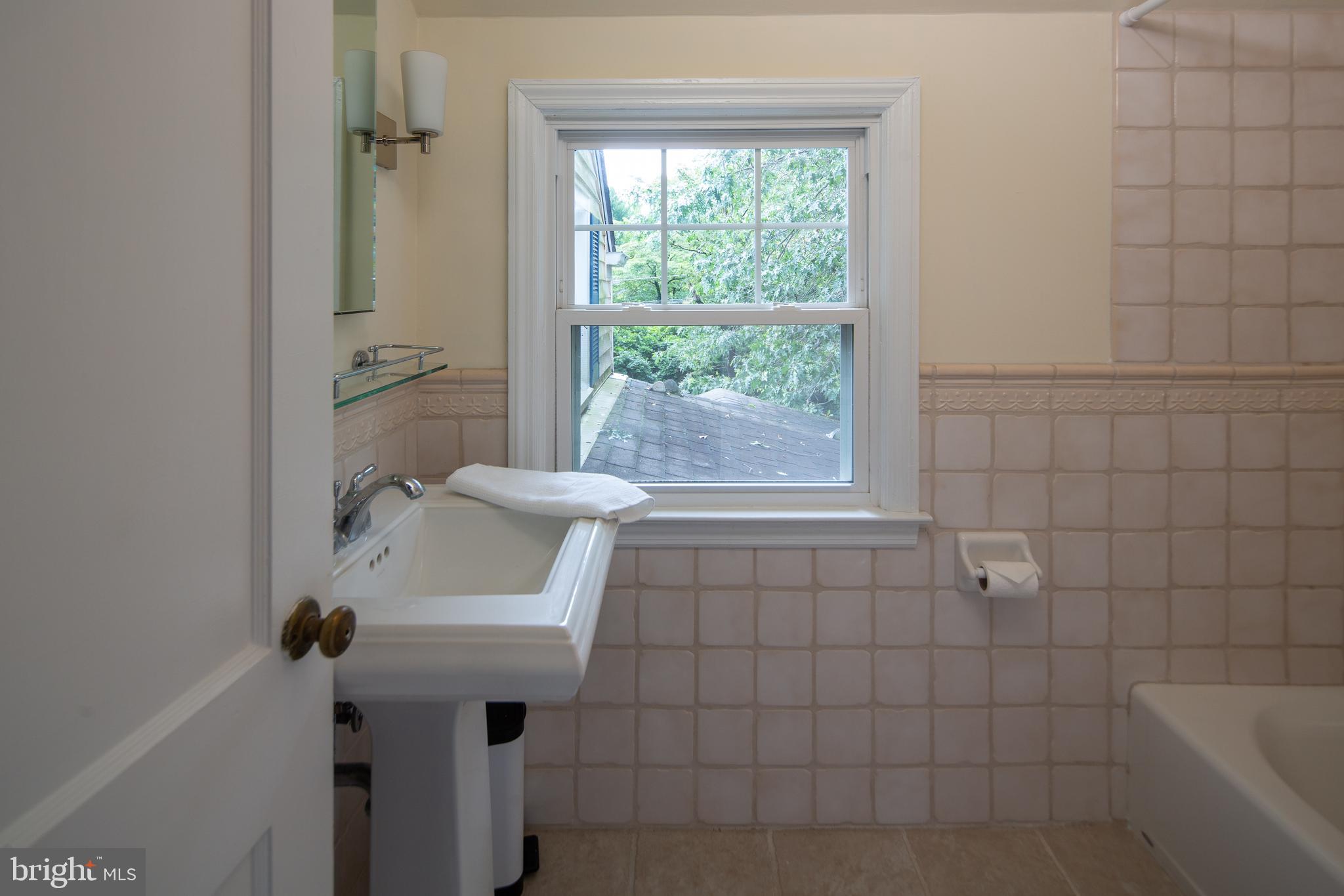 13 Wendover Road Yardley, PA 19067 - Photo 24 of 35 Bathroom with tub/shower.
