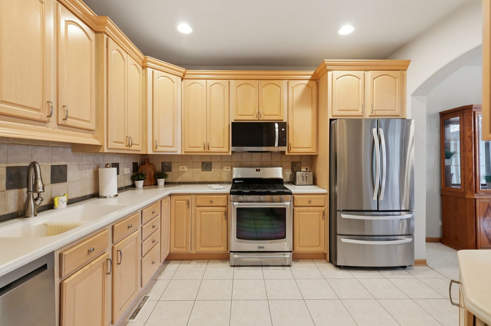 691 East Nerge Road Roselle, IL 60172 - Photo 8 of 30 Gallery Image 8