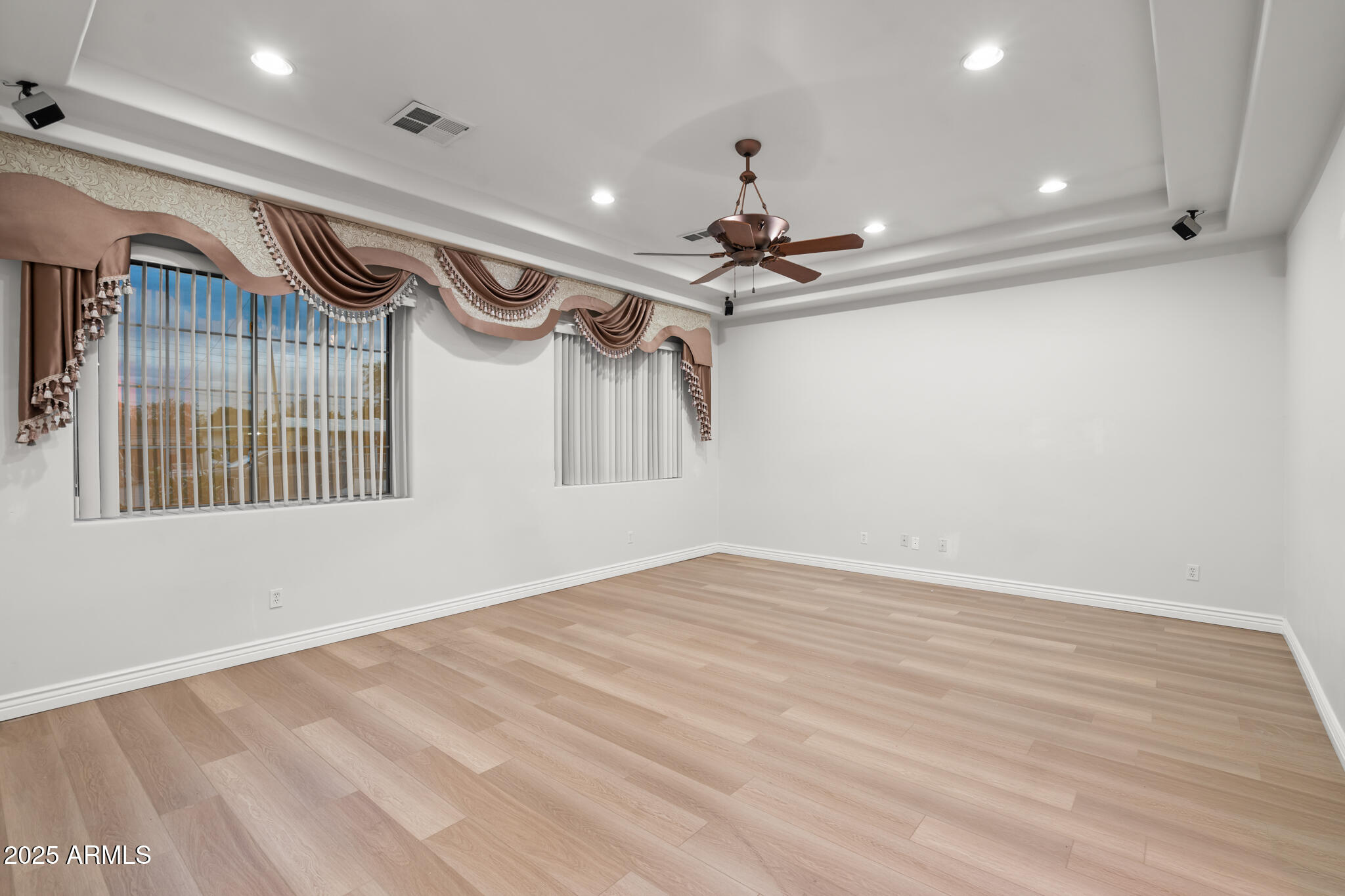 6829 North 14th Street Phoenix, AZ 85014 - Photo 13 of 53 a view of an empty room with a window