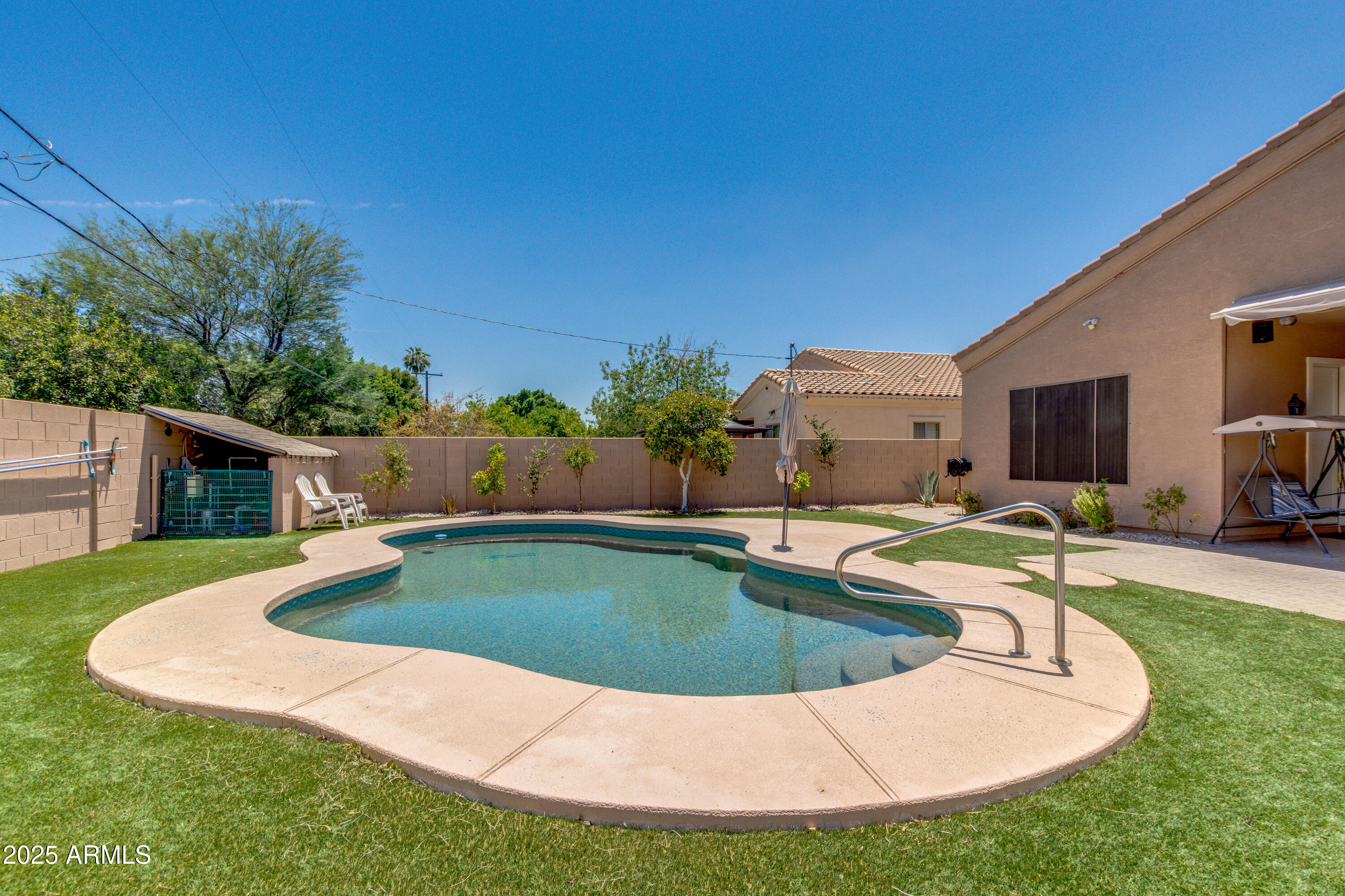 6829 North 14th Street Phoenix, AZ 85014 - Photo 46 of 53 a view of a house with swimming pool and a yard