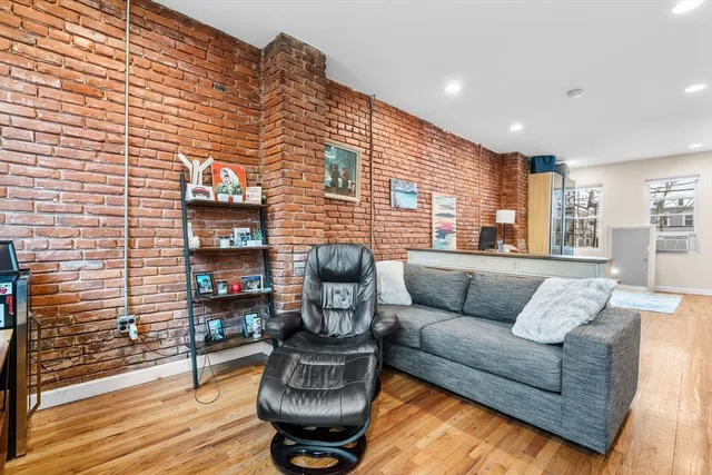 $1,995 | 6 Drake Place, Unit 2, Boston, MA 02128