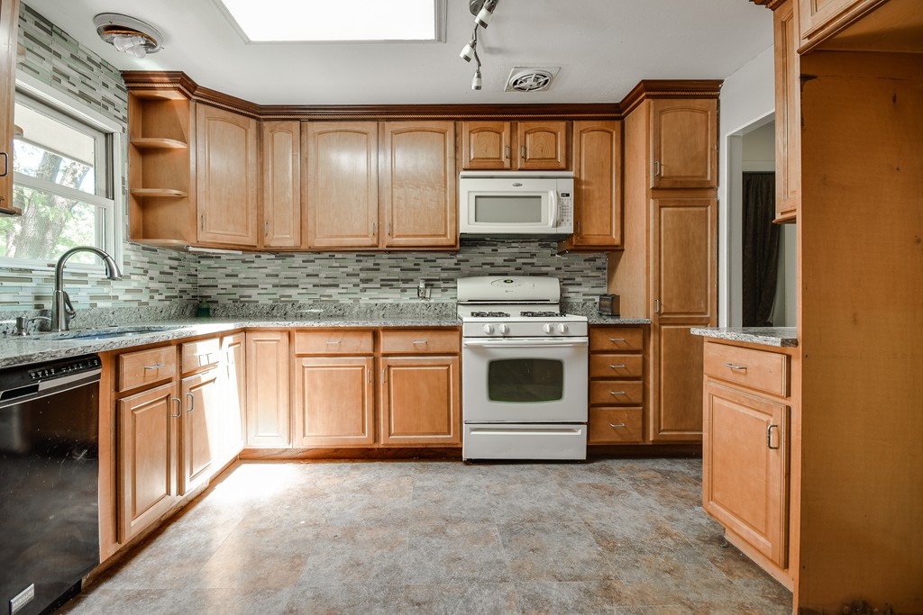 21 Pamela Road Framingham, MA 01701 - Photo 10 of 30