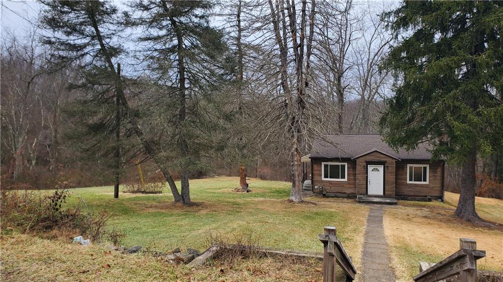 125 Michael Road Cheswick, PA 15024 - Photo 5 of 14 a front view of a house with garden