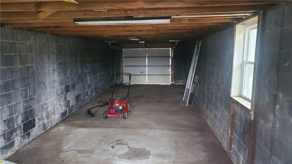 125 Michael Road Cheswick, PA 15024 - Photo 7 of 14 a view of a hallway with window