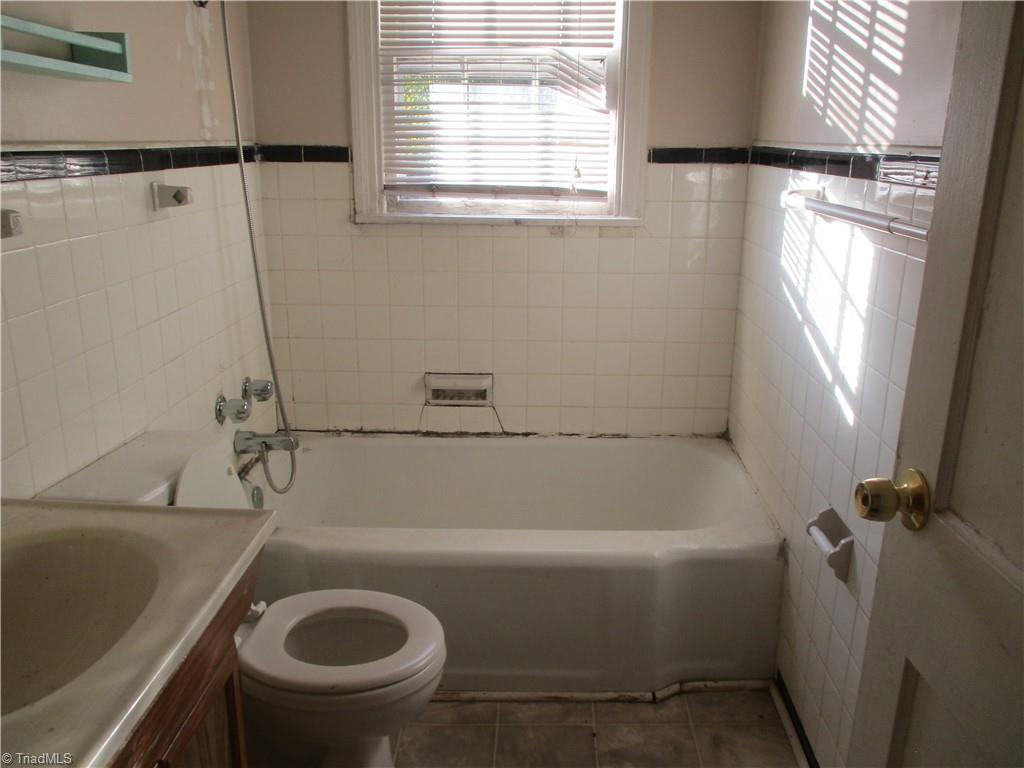 1706 Valley Ridge Drive High Point, NC 27260 - Photo 17 of 27 Bathroom