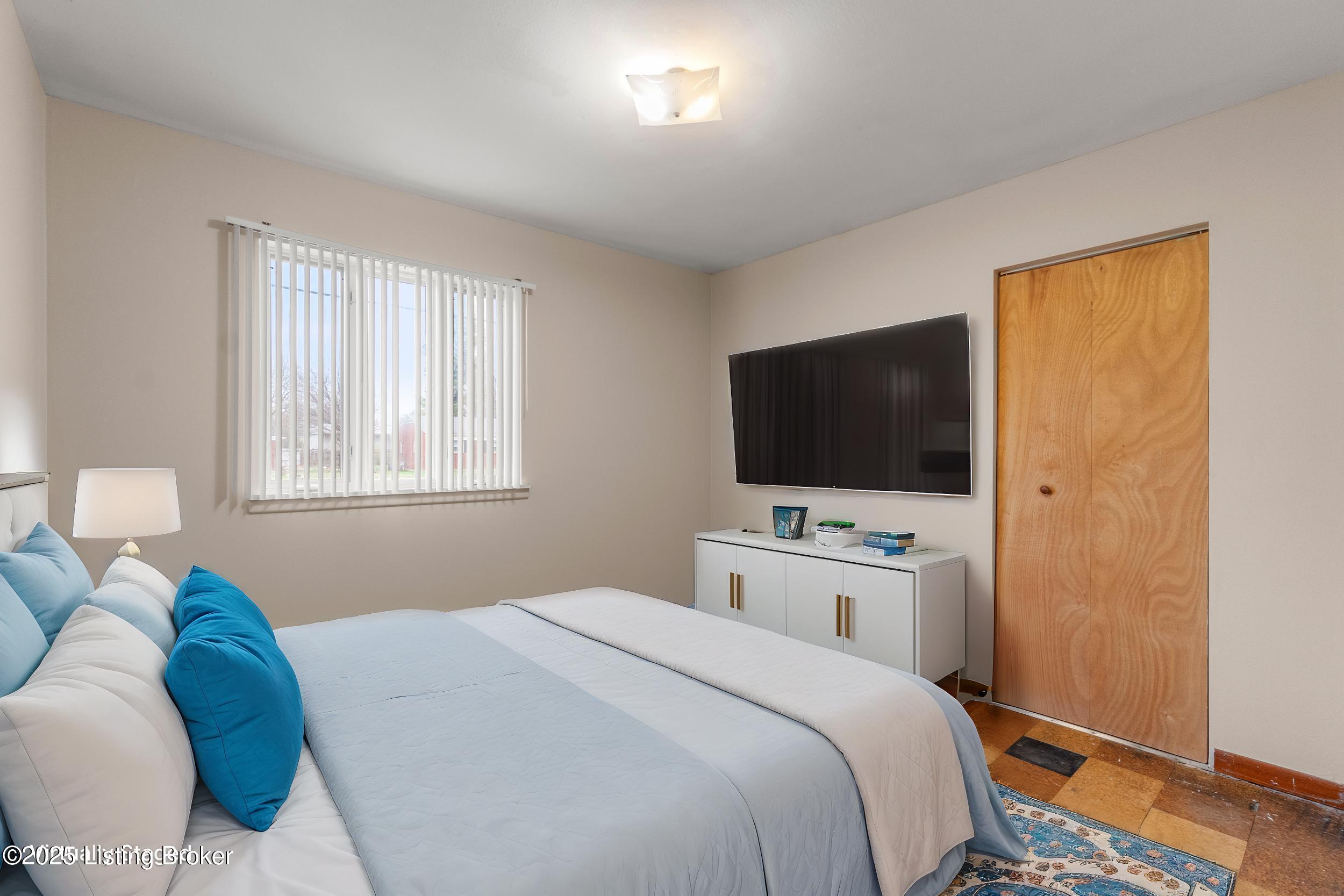 5401 Ridgecrest Road Louisville, KY 40218 - Photo 11 of 18 dsc00888 - bedroom